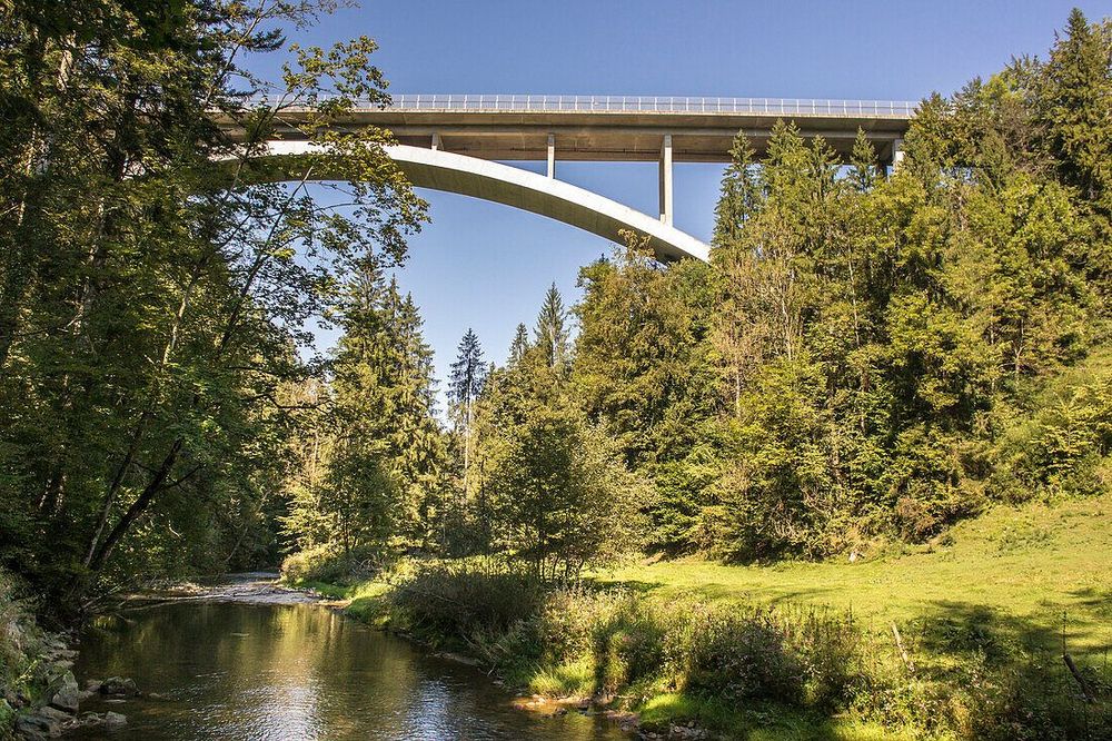 71132399-Autobahnbruecke-ueber-den-Eistobel-Argentobelbruecke-Sommer-Allgaeu-Obere-Argen-Edelegg-Naturschutzgebiet.jpg